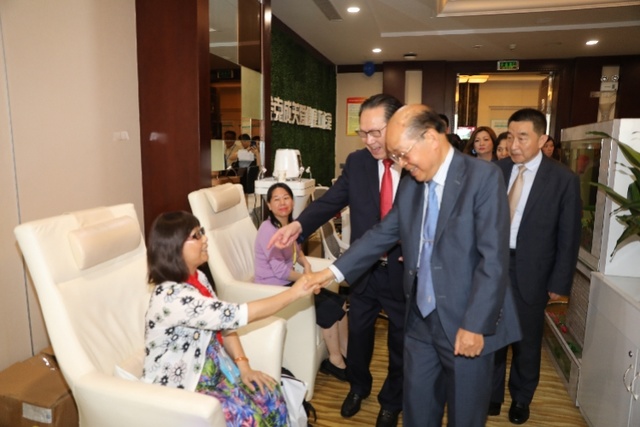 ny03_255631.jpg q1.jpg